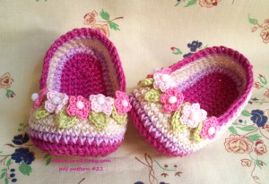 slippers_crochet_with_wreath_for_baby_by_nekomaru85-d6jsc8y